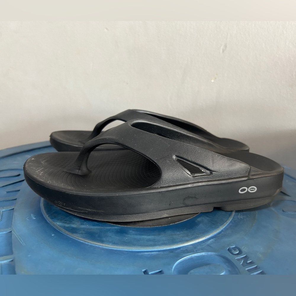 Oofos women size 6/men 4 black sandal